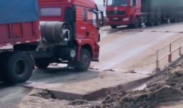 货车司机爆料浮桥事故视频,惊险瞬间全程曝光