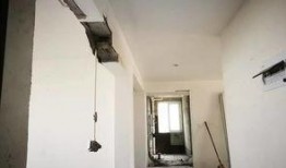 交房楼顶开裂爆料视频播放,交房问题视频曝光，业主担忧安全