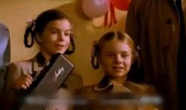 她比烟花寂寞在线观看,一场穿越时空的深情演绎